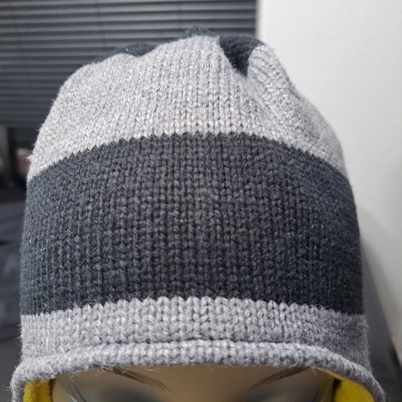 Black & Grey Boy's Striped Winter Hat Size L - Picture 4 of 6